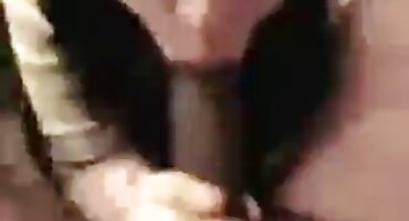 Crvenokosa drolja leži na boku i fingering anus s analnim čepom porno filmovi sa prevodom na hrvatski na kameru