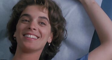 Mršava hrvatski amaterski porno djevojka prstima joj klitoris i miluje joj dlakave maca rukama