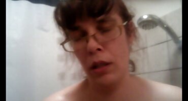 On je pomilovao noge plavuša i fucks joj u dupe pravo na stolu pornici na hrvatskom