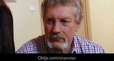 Koketna prodavačica nagovorila je čovjeka da hrvatski porno filmovi kupi sa seksom