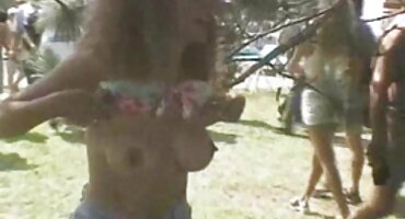 Divan crnka vruće daje muškarcu na porno video hrvatski kauču