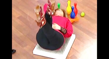 Mladi momak uživa u izopačenim naporima hrvatske porno glumice starije Plavuše