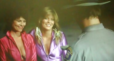 Izložila je grudi u uredu muškarcu i natjerala ga da se prevrne besplatni hrvatski porno filmovi zbog izopačenog seksa