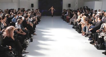 Prsata plavuša u crnom rublju mijenja muža s radnikom pornici na hrvatskom