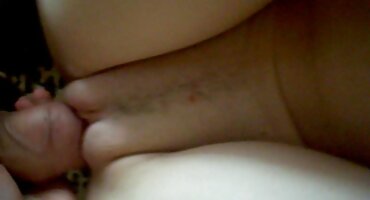 Zrela plavuša širi praćku pornici na hrvatskom jeziku i prima spermu na lice