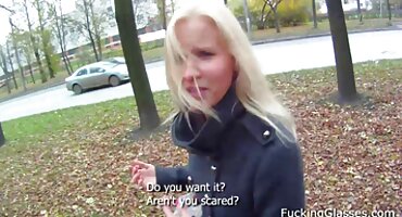 Muškarac je napao stariju crnku i jebeno joj dupe na kauču hrvatski porno filmovi