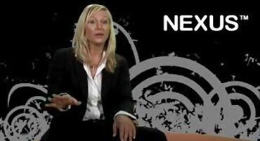 Naginje se nad krevet porno hrvatski i samouvjereno miluje konja prstima