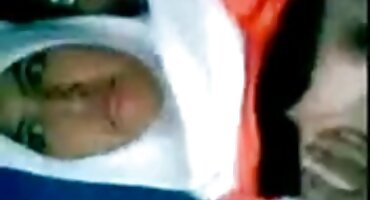 Djevojka hoda hrvatski pornić u jutarnjem vrtu i zamjenjuje maca na suncu