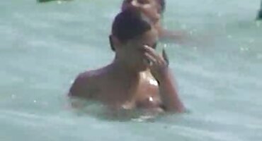 U prirodi muškarac širi prsata Luce divlje za seks porno hrvatske u prvom licu