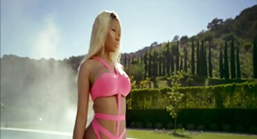 Maserka gumiran plijen na dupe klijenta, pružajući porno hrvatski orgazam