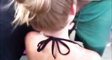 U crnom rublju prekrasna Sean Lenai masturbira nježnim porno hrvatski prstima