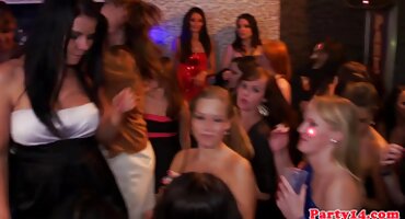 Mladi momak sretno ljubi iskusnog konja hrvatske porno glumice zrele dame