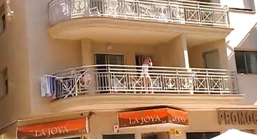 Zrela mama s Velikim Sisama pornici hrvatski povukla na kauč