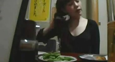 Maca je domaći hrvatski pornići završio elegantne crnke tijekom večere s prijateljima