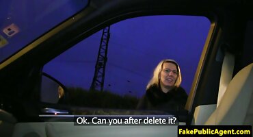 Zrela žena napravila je striptiz s porno film hrvatski masturbacijom prije divljeg jebanja