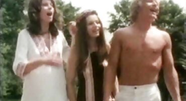 Zavodljiva igračka Chloe pornici hrvatski pozira u omiljenim ružičastim tajicama