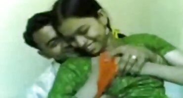 Ruski par hrvatski kucni pornici se bavi ljubavlju u krevetu