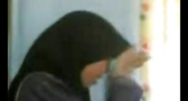 Crnac velika lijepa žena u kupaći kostim pohlepno daje momak na kauču porno hrvatska