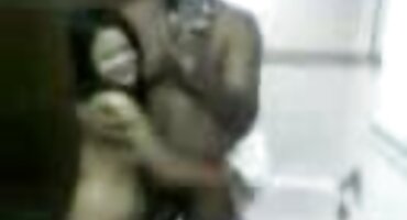 Prsata brineta s tetovažom skače na penis u hrvatski porno video položaju čobanica