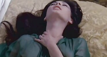 Drolja je čekala veliki kurac klijenta i služi porno video hrvatski mu na sve moguće načine