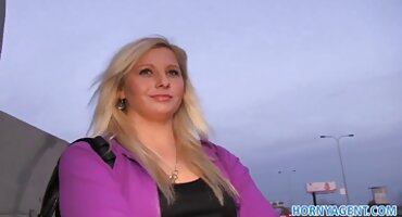 Radi prolaska casting besplatni hrvatski porno mlada glumica uzima anal