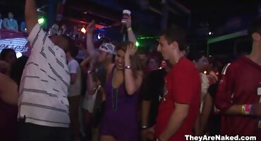 Šarmantna ljepotica voli pornici na hrvatskom posaditi vibrator u njoj maca