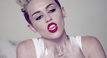 Požudan muškarac imao je Grupni seks s pornic hrvatska dvije žene s crnim muškarcem u kuhinji