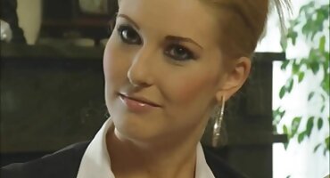 Gruba porno hrvatski domaćica Sean Internet čini sluge lizati joj pička